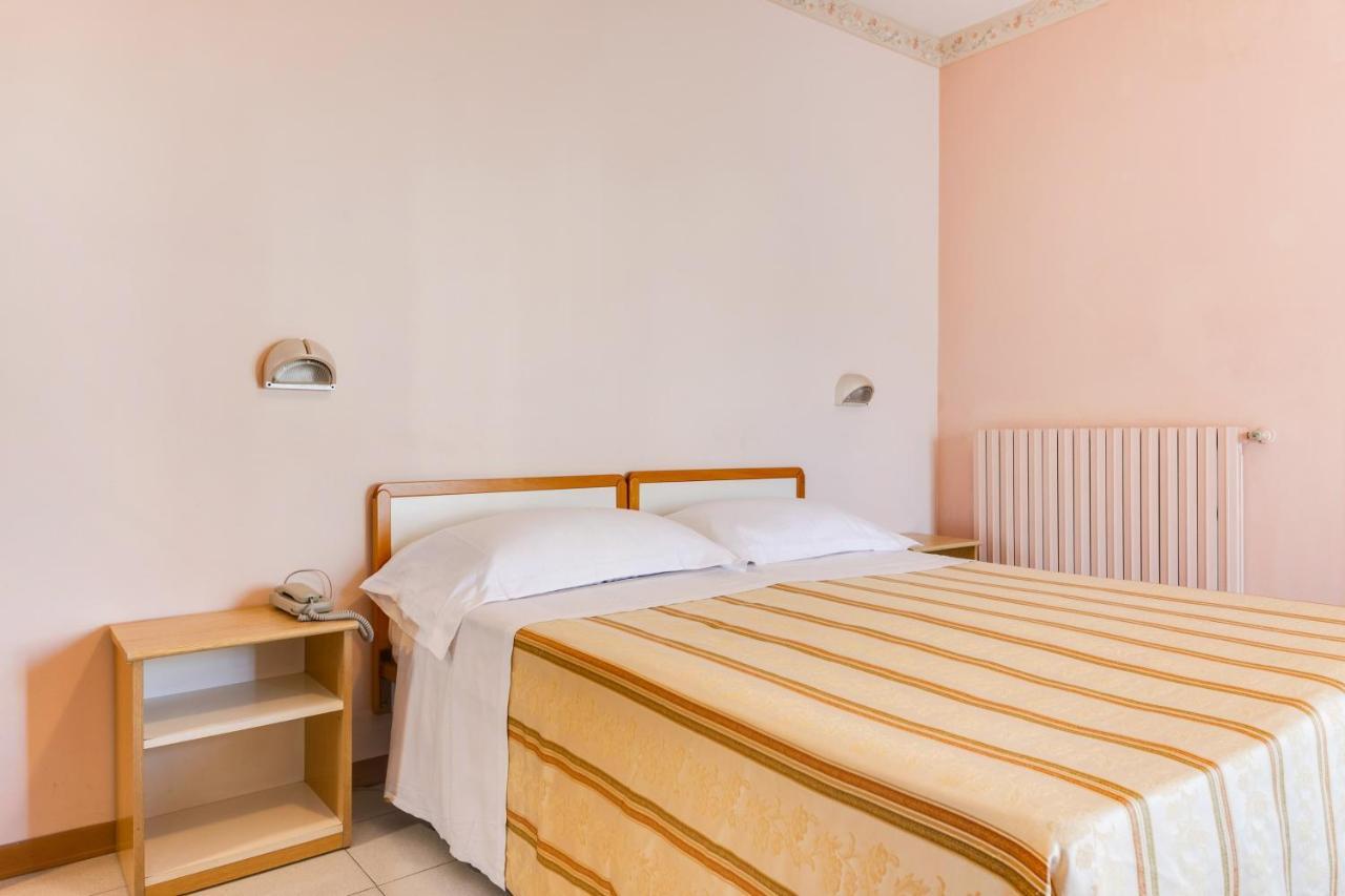 Hotel Sorriso Ріміні Екстер'єр фото